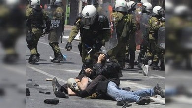 La capital de Grecia está paralizada por fuertes protestas y una huelga general masiva