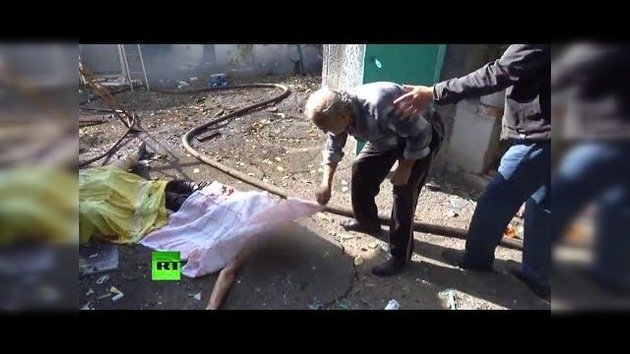 (+18) FUERTES IMÁGENES: Mueren cuatro civiles en un bombardeo en Donetsk