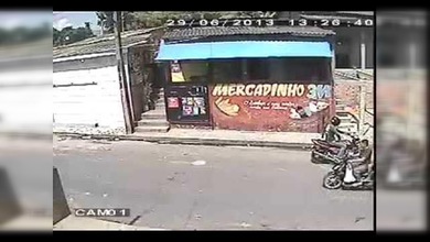 Ladrón va a robar una tienda y lo lanzan por la ventana