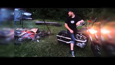 ¿Cómo encender una hoguera... con una motocicleta?