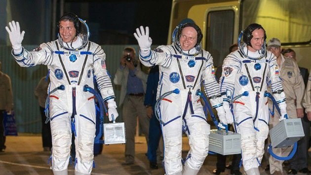 La nave espacial Soyuz con 3 tripulantes regresa a la Tierra con un día de retraso