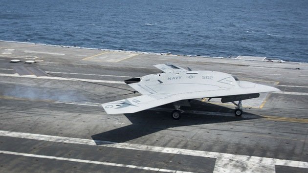 EE.UU. prueba dos 'drones' simultáneamente en un portaaviones