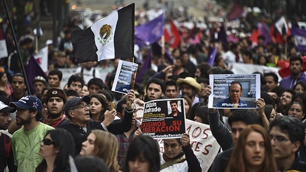 Gobernador de Guerrero envía a su mujer a afrontar a los padres de los normalistas