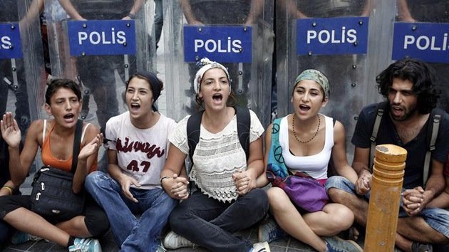 Video, fotos: La Policía de Turquía bloquea las manifestaciones contra la guerra en Siria