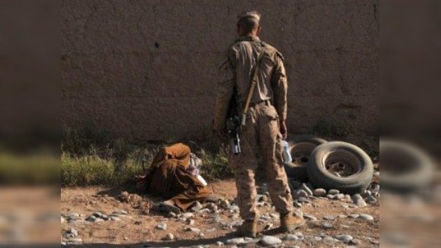 Un video muestra a supuestos 'marines' de EE. UU. orinando sobre cadáveres de talibanes