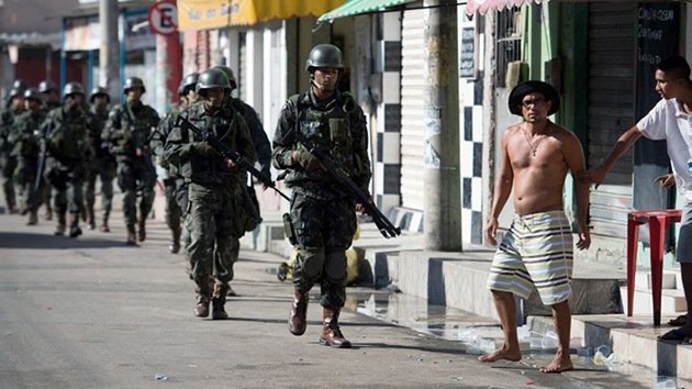 Policía y Ejército lanzan una redada en un barrio de favelas de Río de Janeiro