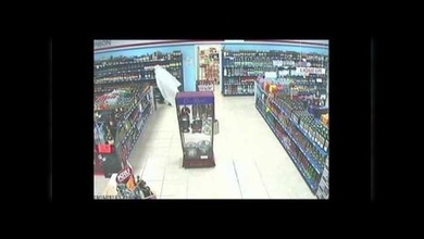 Un 'fantasma' roba en una tienda de licores