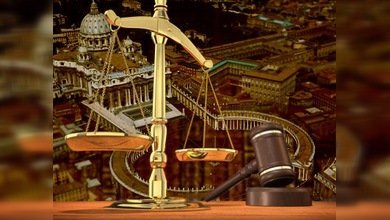 ¿La ley es para todos? La Santa Sede recibe divertida una denuncia contra el Papa