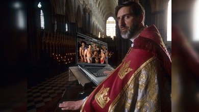 'Aparecen' fotos gays en una presentación de un religioso sobre la comunión