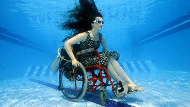 Video: Inventan en Gran Bretaña una silla de ruedas submarina