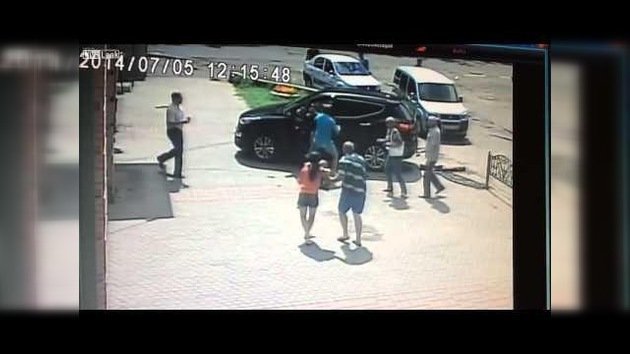 Un coche pasa por encima de la cabeza de un niño
