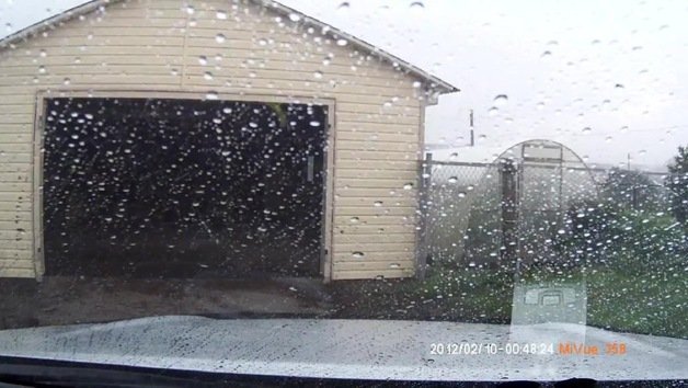 Sale de su garaje segundos antes de que un tornado lo destruya