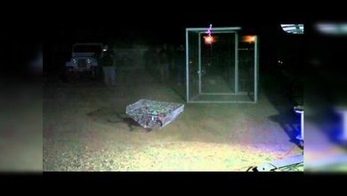 ¿Qué sucede si un quadricóptero vuela en medio de unas bobinas de Tesla?