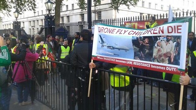 "Drones vuelan, niños que mueren": Protesta en Londres contra los aviones no tripulados