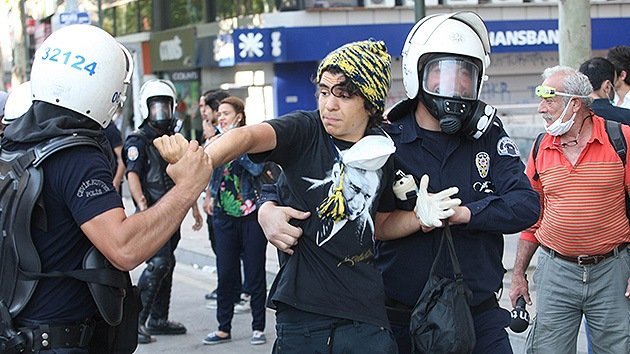 "Que se ahoguen": la Policía turca usa violencia no solo contra manifestantes