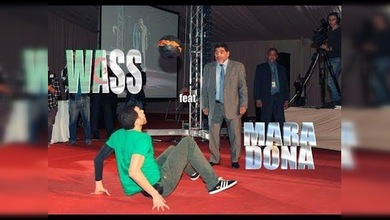 Mano a mano entre Maradona y un maestro del freestyle