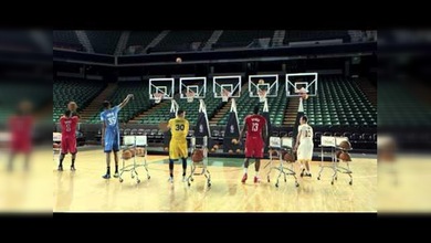 Estrellas de la NBA interpretan 'Jingle Bells' encestando balones