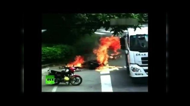 Una motocicleta explota tras chocar contra un camión