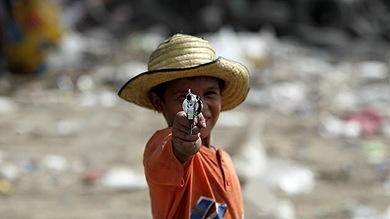 Un niño de 7 años publica un libro sobre las armas y la violencia