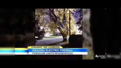 Enorme bola de fuego pasa a través de las líneas eléctricas en Canadá