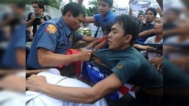 Filipinas da la ´bienvenida´ a Hillary Clinton con huevos y pintura