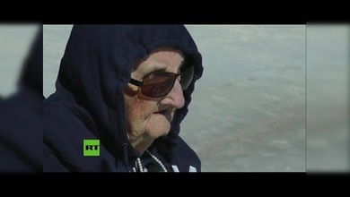 Conmovedor: Mujer de 100 años ve el mar por primera vez en su vida