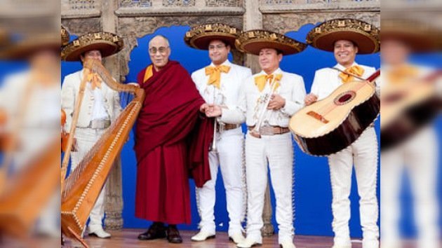 El Dalai Lama exhorta en Latinoamérica a "desmilitarizar el planeta"