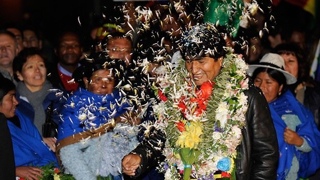 Termina el periplo de Morales: el avión presidencial aterriza en La Paz