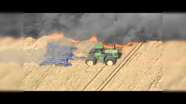 Un granjero arriesga su vida para detener los incendios forestales con un tractor