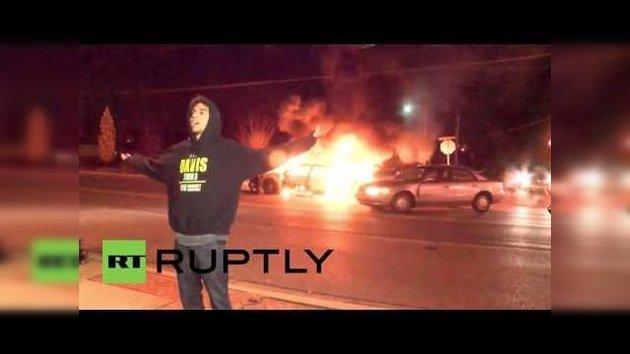 Manifestantes prenden fuego a un coche patrulla en Ferguson (EE.UU.)