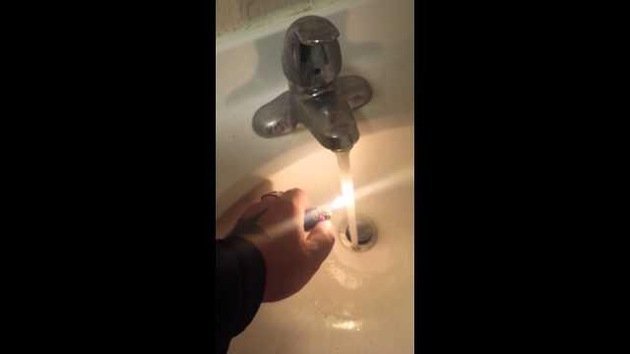 ¿'Fracking'? Un hombre prende fuego al agua potable de su casa