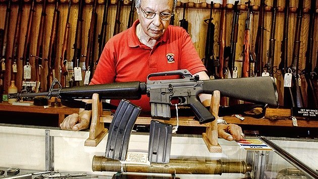 El asesino de Denver compró sus armas legalmente