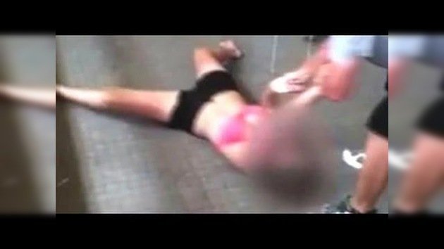 Polémica: Un profesor de nado intenta meter a la fuerza a una niña en la piscina