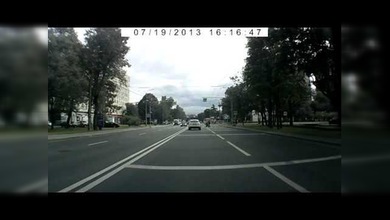 Un peatón casi muere atropellado por un conductor imprudente