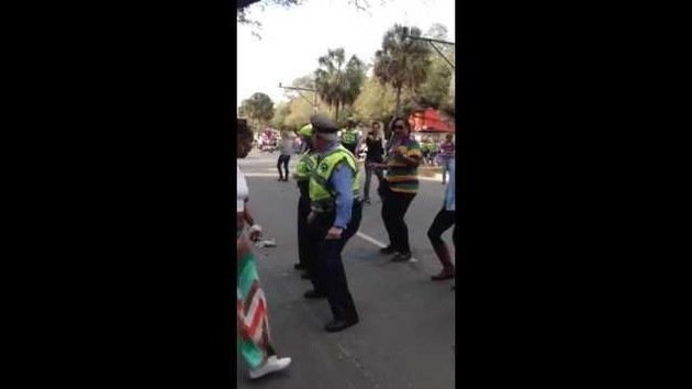 Policías bailan en el carnaval de 'Mardi Gras' en EE.UU.
