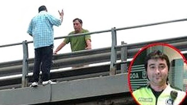 Un policía evita que un sexagenario se arroje desde un puente en España