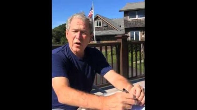 La esposa de George Bush le echa a su marido un cubo con agua fría