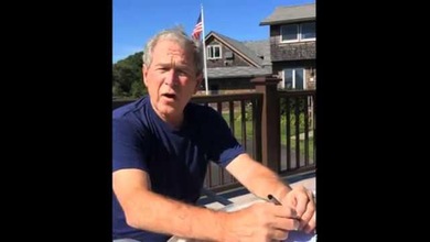 La esposa de George Bush le echa a su marido un cubo con agua fría