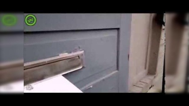Un gato enojado lucha con un cartero que intenta entregar el correo