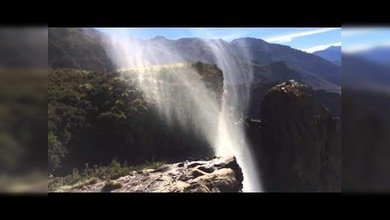¿Es posible que una cascada fluya hacia arriba?