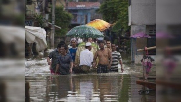 Más de 100 víctimas mortales por las inundaciones en Tailandia