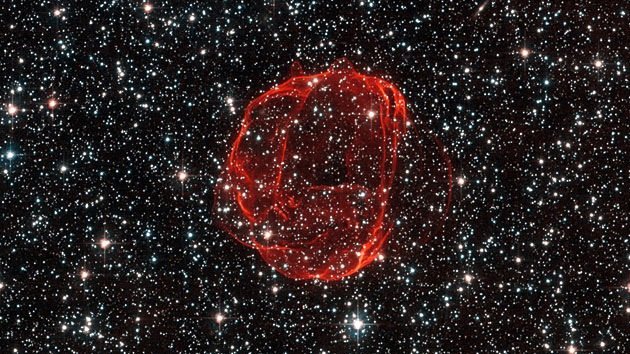 El Hubble fotografía restos rojos de una enana blanca en la constelación de Dorado