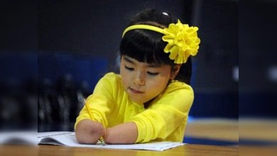 Niña sin manos gana un premio nacional de caligrafía en EE. UU.