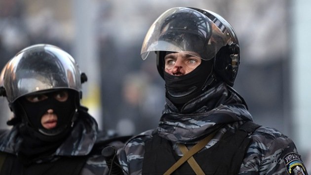 Autorizan a las Fuerzas de Seguridad en Kíev a usar armas de fuego para defenderse