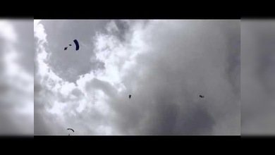 Un parapentista aterrizó encima de una multitud de espectadores