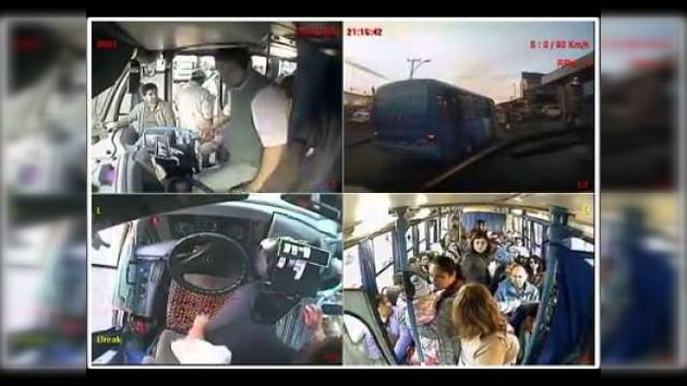 El conductor de un autobús cede su asiento a una mamá con hijos
