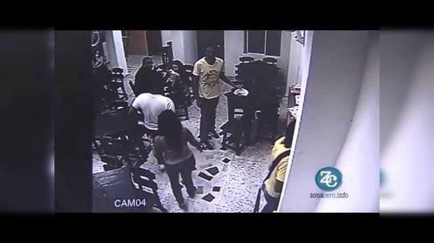 Cámaras de seguridad graban asalto a una pizzería en Colombia