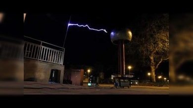 Una gran bobina de Tesla reproduce el tema de Mario Bros. con arcos eléctricos