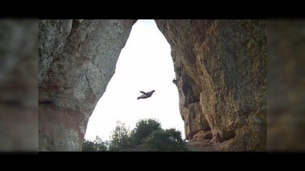 Hombre pájaro atraviesa en caída libre la roca Foradada de Montserrat