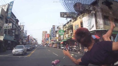 Impactante choque entre dos escúteres